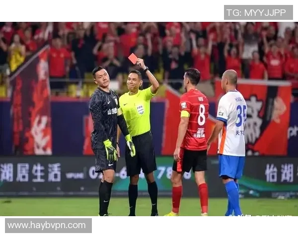 足球明星意外受伤头撞胸口引发球迷热议与关注